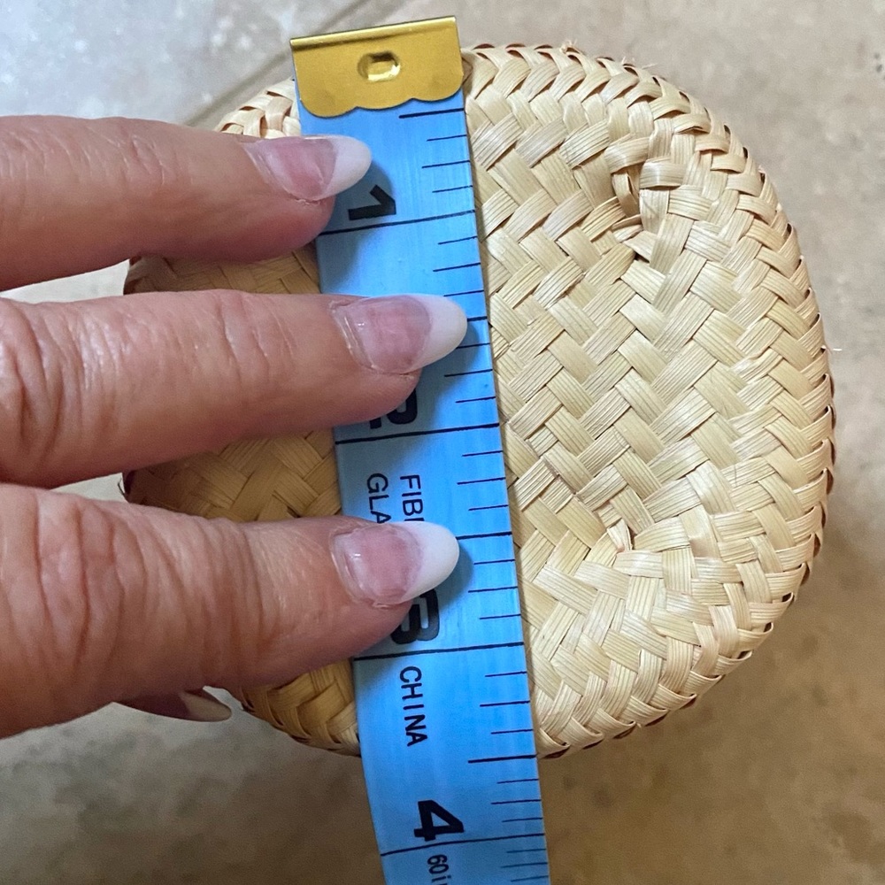 ๐ Handmade Palm Leaf Lidded Mini Basket - Picture 3 of 5